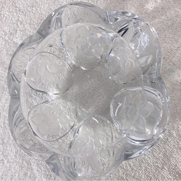 Vintage Round Clear Cut Glass With Frosted Textured Flowers Ashtray Trinket Dish - Picture 12 of 16